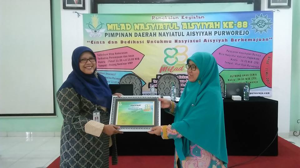 Nasyiatul Aisyiyah dan LazisMU Salurkan 1000 Mukena untuk Pidie Jaya